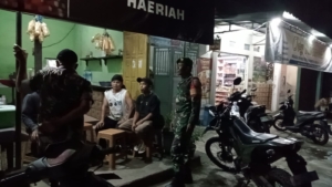 ‎Babinsa Koramil 1615-09/Sikur Gelar Patroli dan Kongkow Bersama Warga Desa Kotaraja