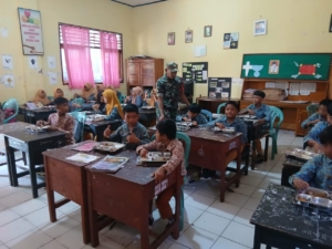 Babinsa Kelurahan Kuang Dampingi Program Makan Bergizi Gratis di SDN 7 Taliwang.