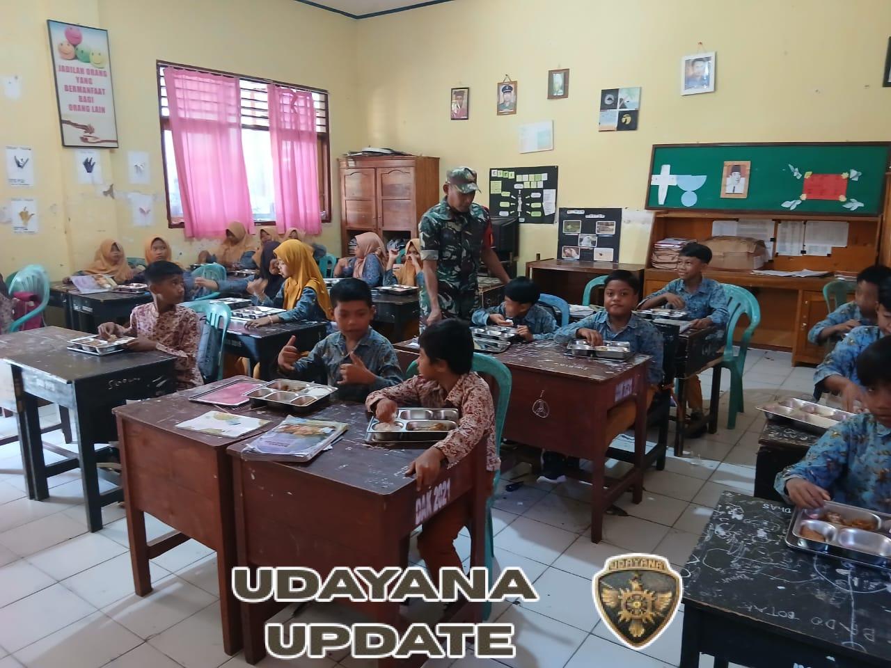 Babinsa Kelurahan Kuang Dampingi Program Makan Bergizi Gratis di SDN 7 Taliwang.