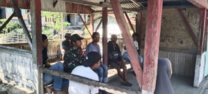 Babinsa Wolowaru Laksanakan Komsos dan Pamwil di Desa Wolosambi, Wujudkan Keamanan Wilayah