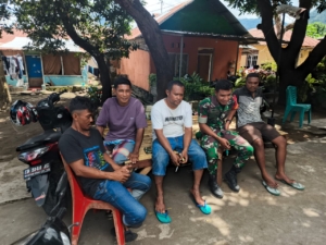 Babinsa Wolowaru Aktif Bangun Komsos, Wujudkan Keamanan di Desa Woloaro