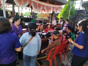 Sambut HUT TNI Ke 80 Tahun 2025, Babinsa 1623-08/Kubu monitoring kegiatan Bakti Kesehatan dan Bakti Sosial.