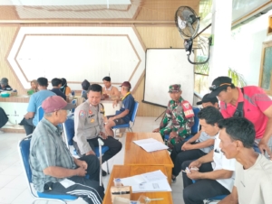 Babinsa Desa Kalimantong Dampingi Warga Registrasi Hewan Ternak di Aula Kantor Desa