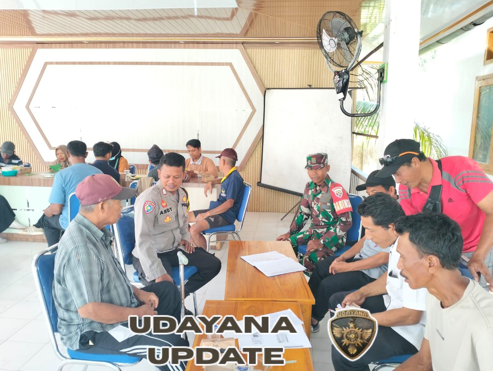 Babinsa Desa Kalimantong Dampingi Warga Registrasi Hewan Ternak di Aula Kantor Desa