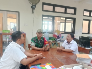 Babinsa Serongga Jalin Komsos dengan Guru SMPN 4 Gianyar