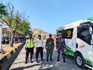 Babinsa Desa Senayan Amankan Aktivitas Penyeberangan di Pelabuhan Poto Tano