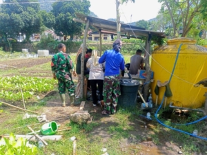 Babinsa Koramil Ende Tengah dan Ibu-Ibu PPK Olah Daun Pisang Jadi Pupuk Organik