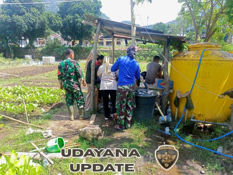 Babinsa Koramil Ende Tengah dan Ibu-Ibu PPK Olah Daun Pisang Jadi Pupuk Organik