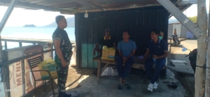 Babinsa Koramil 1628-04/Poto Tano Ajak Warga Jaga Kebersihan dan Kamtibmas