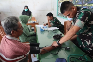 HUT TNI ke-80, Koramil 1607-01/Sumbawa Dipadati Warga untuk Pengobatan Gratis