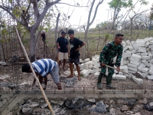 Babinsa Koramil 03/Katikutana Bantu Warga Bangun Rumah di Desa Ole Ate