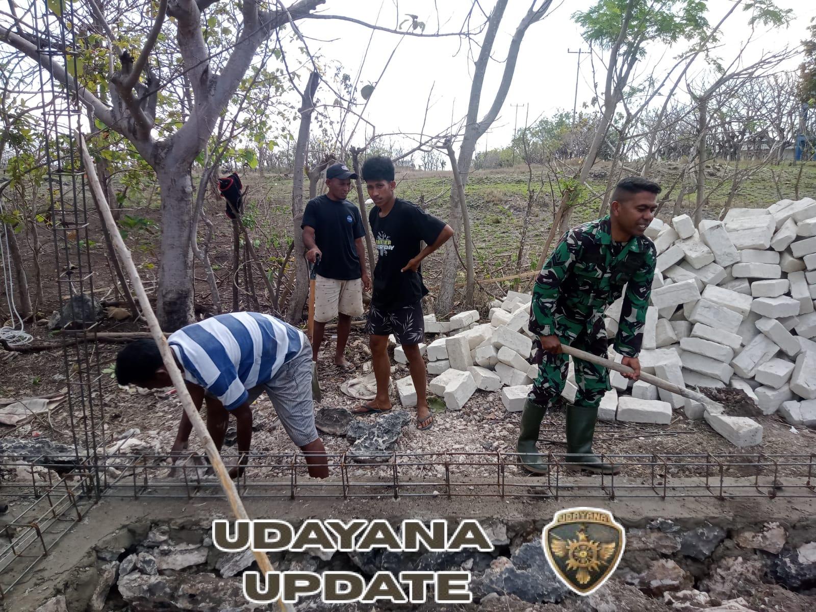 Babinsa Koramil 03/Katikutana Bantu Warga Bangun Rumah di Desa Ole Ate