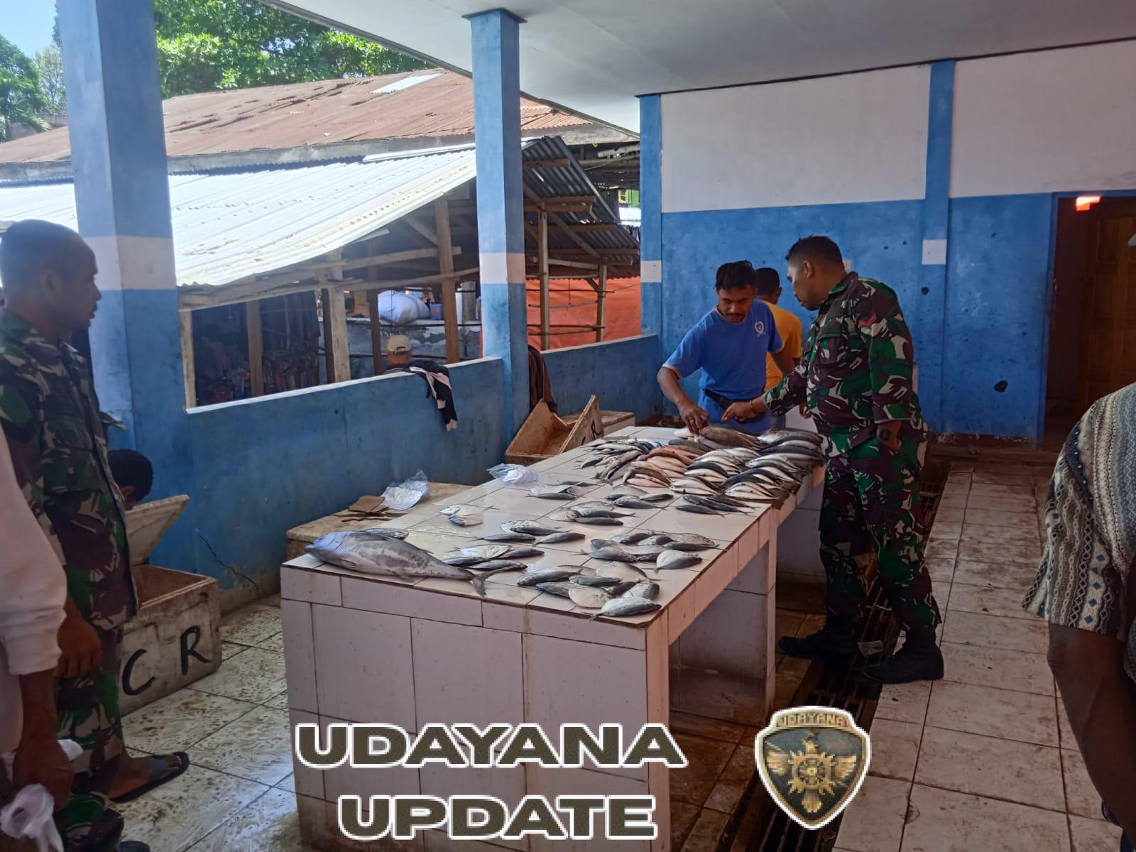 Babinsa Kodim 1621 TTS Komsos Dengan Pedagang Ikan