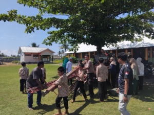 Babinsa Desa Ai’kangkung Bersama Warga Gotong Royong Dirikan Tenda Acara Pembagian Kartu KSB Maju