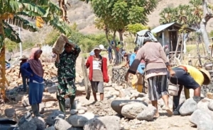 Babinsa Aesesa Dampingi Kerja Bakti Pengerjaan Saluran Irigasi Permanen di Waekokak