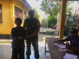 Pastikan Berjalan Aman Dan Lancar, Babinsa Batumadeg Hadir Dampingi Distribusi BLT DD Bulan September