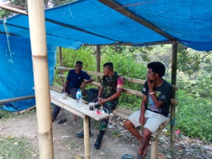 Babinsa Wolowaru Jalin Komsos dan Mantau Keamanan di Desa Liabeke