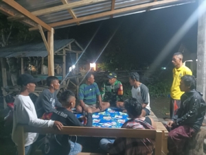 Patroli Malam Babinsa Koramil 1614-06 Jaga Kondusifitas Desa Kwangko