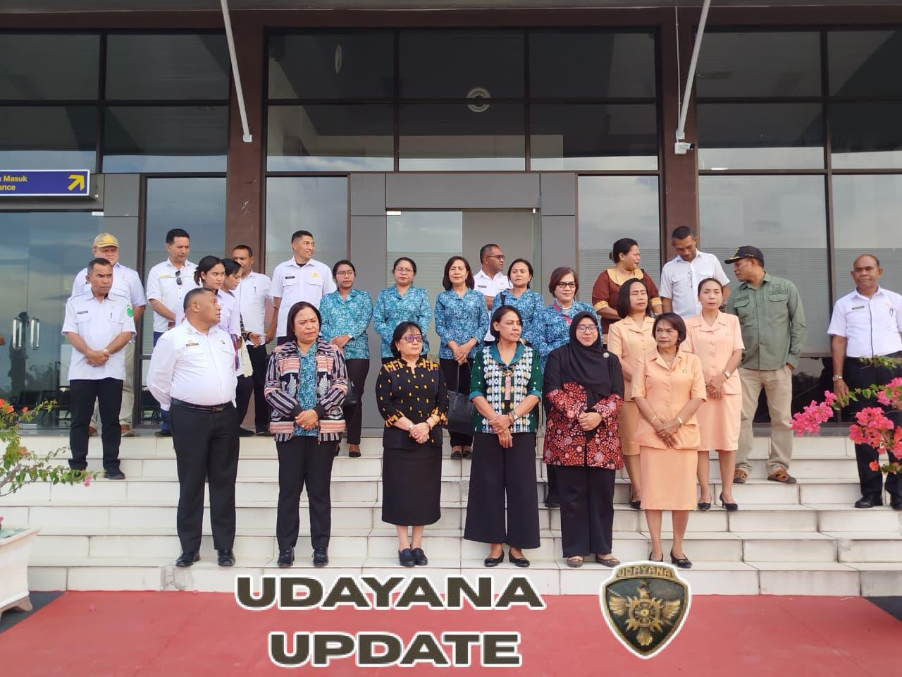 Ketua Persit Kodim 1625/Ngada Dampingi Kunjungan Kerja Ibu Wakil Menteri Dalam Negeri di Boawae