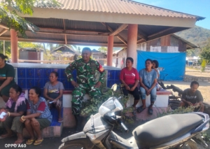 Babinsa Maurole Aktif Laksanakan Komsos dan Pamwil di Desa Otogedu