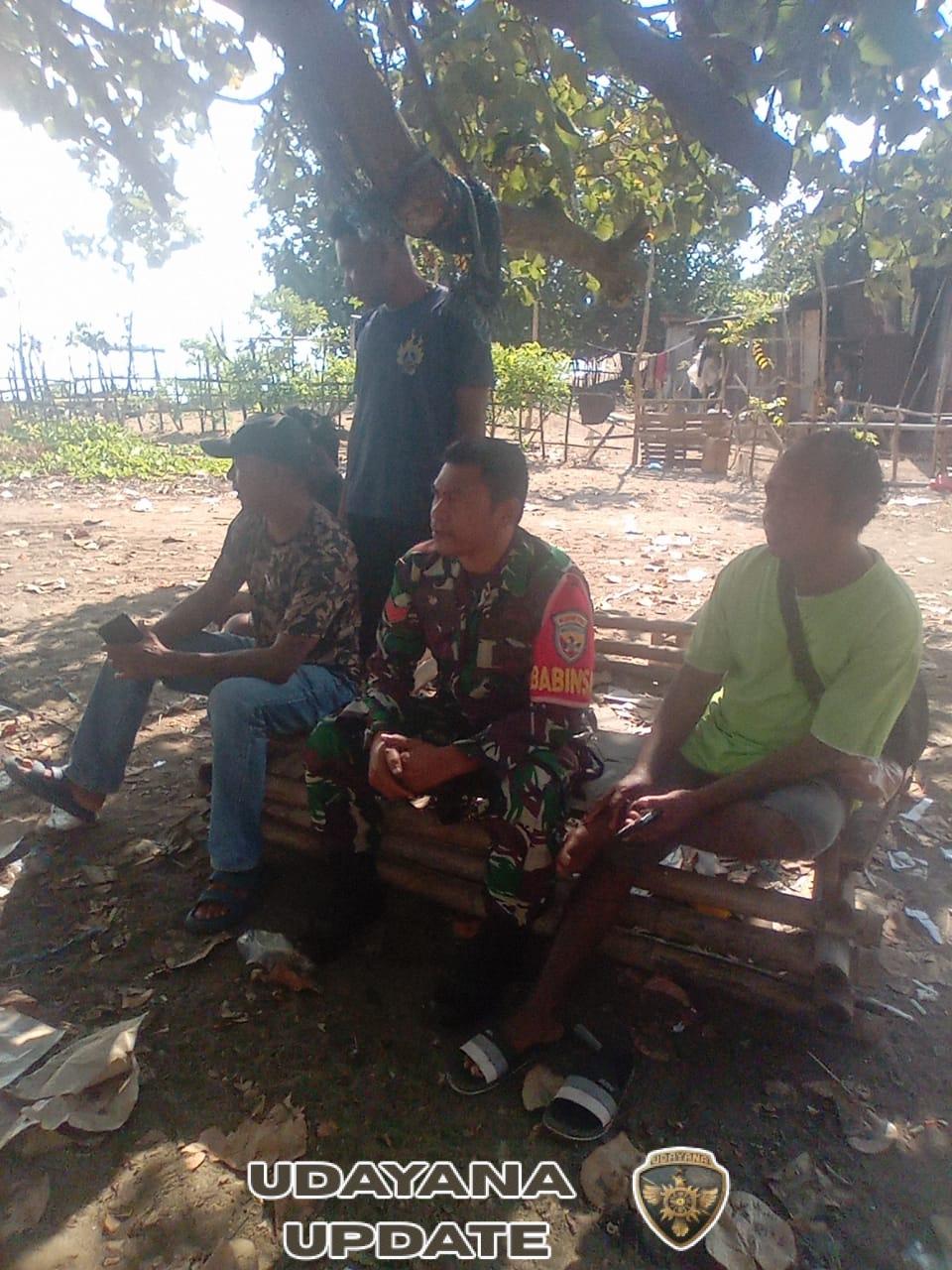 Babinsa Koramil 1602-04/Maurole Tingkatkan Komsos dan Pengamanan Wilayah di Desa Aewora