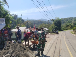 Babinsa Detusoko Aktif Laksanakan Komsos dan Bantu Warga di Desa Wologai Timur