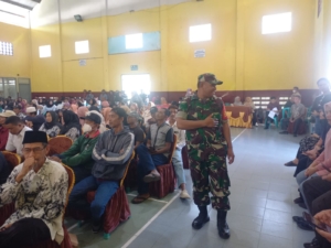 Bupati KSB Didampingi Babinsa Sekongkang Bawah Serahkan Kartu Layanan Maju Pendidikan