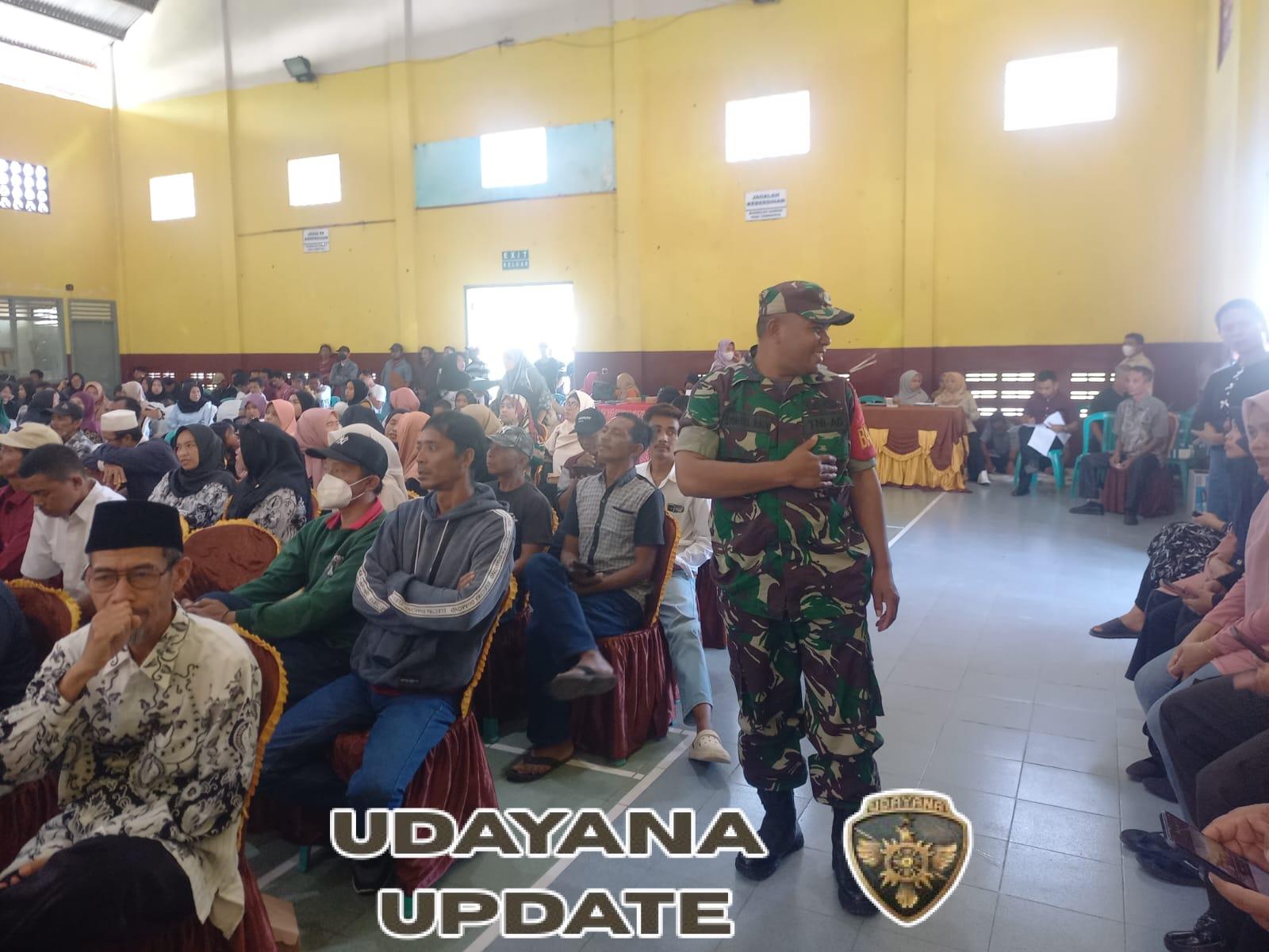 Bupati KSB Didampingi Babinsa Sekongkang Bawah Serahkan Kartu Layanan Maju Pendidikan