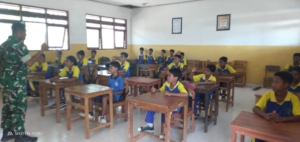 Babinsa Serda Roni Riberu Beri Arahan Moral dan Disiplin di SMPN 2 Sonimanu