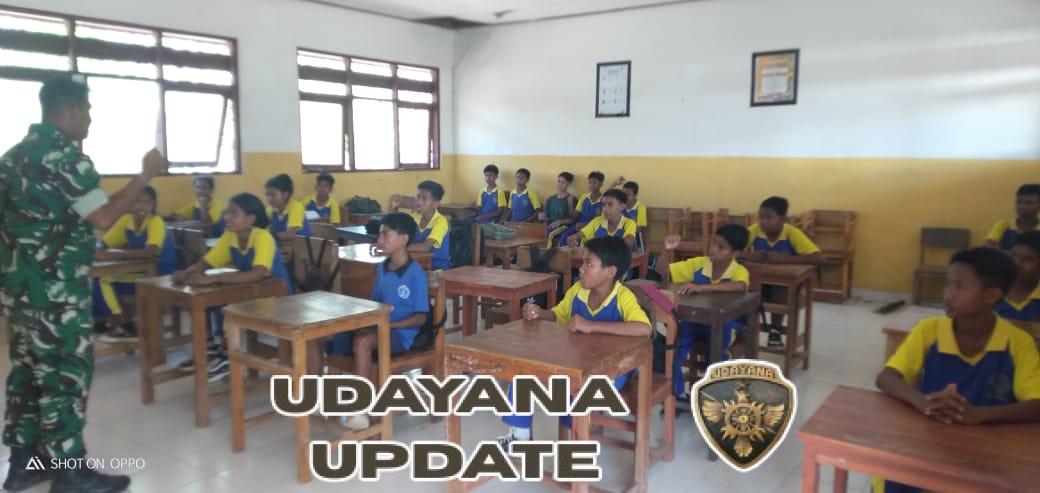 Babinsa Serda Roni Riberu Beri Arahan Moral dan Disiplin di SMPN 2 Sonimanu