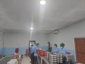 Babinsa Pantai Baru Dampingi Pendistribusian Makanan Bergizi untuk 2.452 Siswa