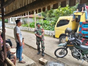 Babinsa Serka Petrus Ghobe Laksanakan Komsos dan Pamwil di Desa Kurulimbu