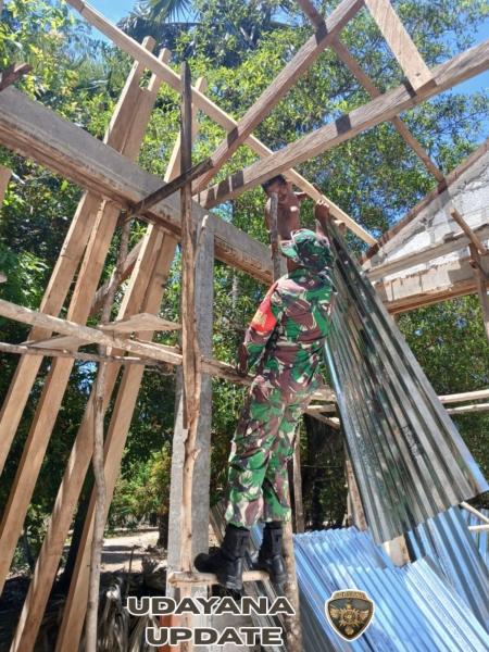 Babinsa Batutua Bantu Warga Pembuatan Rumah di Desa Oetutulu