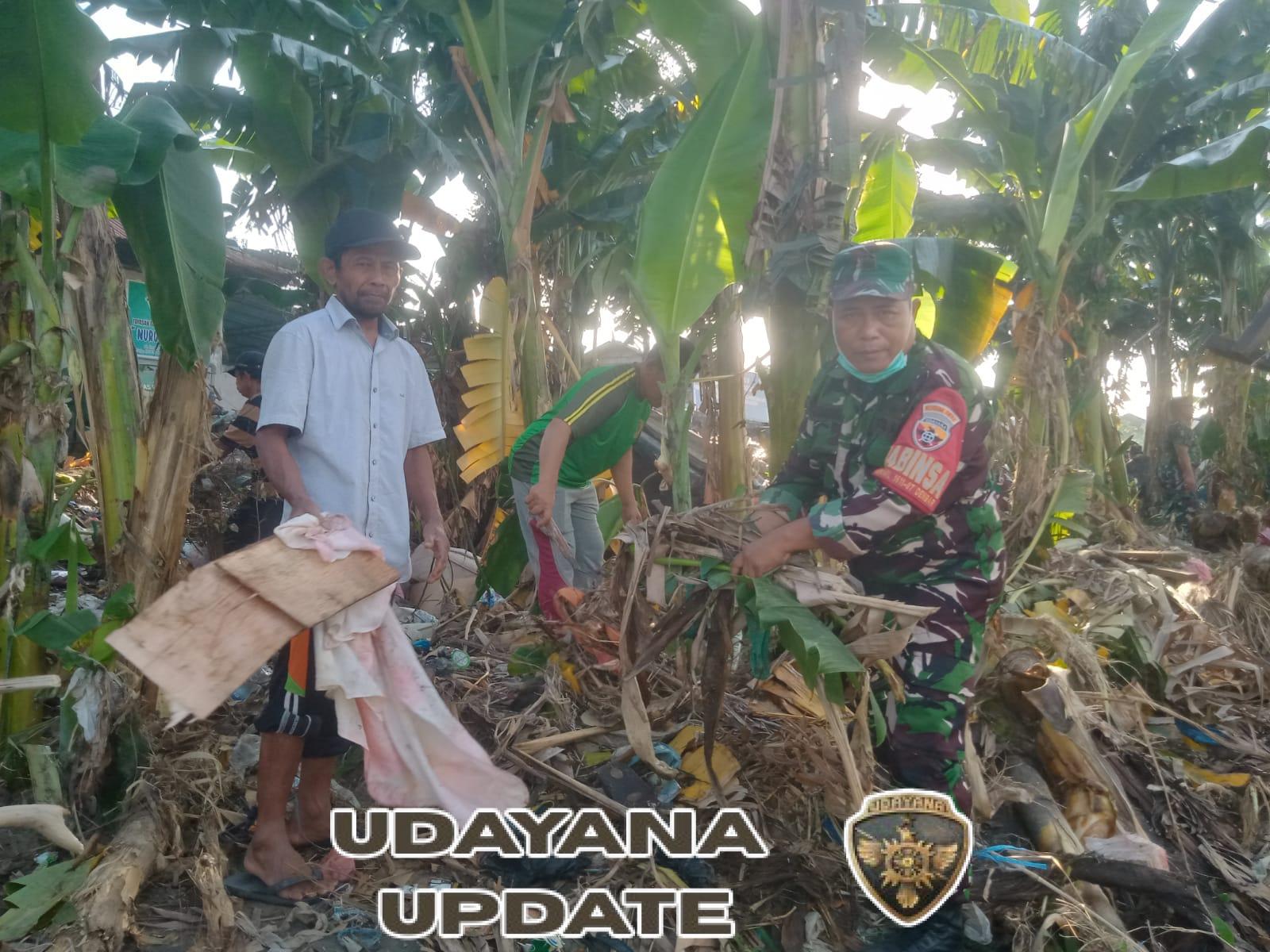 Babinsa Pemecutan Kelod dan Warga Bersihkan Sampah di Aliran Sungai