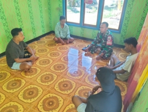 Babinsa Koramil Detusoko Tingkatkan Keamanan dan Kerukunan di Desa Mbukasaki