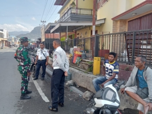 Babinsa dan Aparat Gabungan Pantau Aktivitas Pasar Wolowona demi Kamtibmas