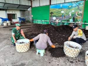 Sinergi Babinsa dan Bhabinkamtibmas Wujudkan Kelestarian Alam di Desa Sidan