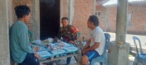 Lewat Komsos, Babinsa Lamusung Ingatkan Warga Waspada Dampak Musim Hujan