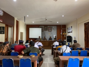 Dekat dengan Warga, Babinsa Pejeng Kelod Laksanakan Ajangsana di Usaha Cetak Betako