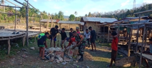 Peduli Lingkungan, Babinsa Koramil 04/Tabundung Bersihkan Pasar Prekomba