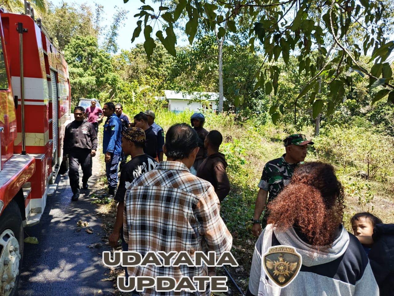 Babinsa Bajawa Bersama BNPB dan Warga Padamkan Api di Desa Naru