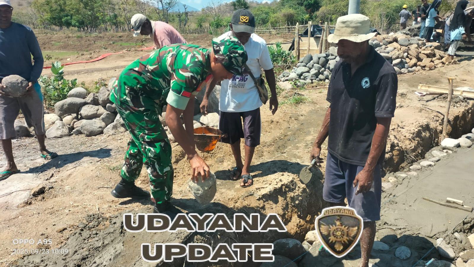 Babinsa Aesesa Bersama Poktan Rowet Permai Gotong Royong Bangun Saluran Irigasi Permanen