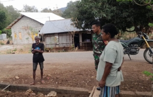 Babinsa Sapa Warga, Wujudkan Desa Upfaon yang Aman dan Damai