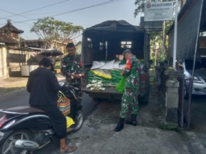Sasar Pasar Tusan, Bakti Sosial GPM Beras SPHP Peringati HUT Ke 80 TNI Koramil Banjarangkan Diserbu Warga