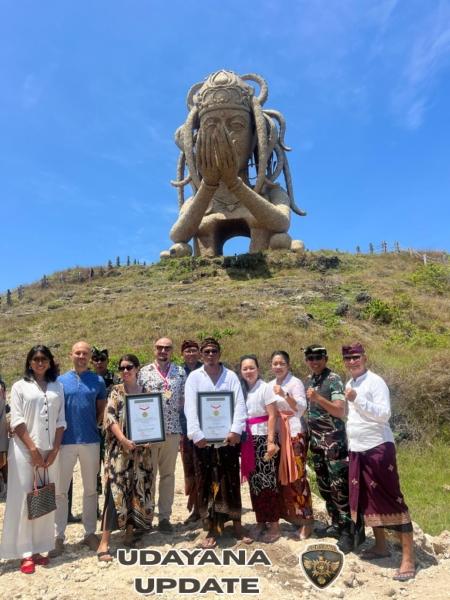 The Octopus Queen Masuk Rekor Muri, Dandim Klungkung Sampaikan Apresiasi Kepada Seniman Ketut Putrayasa