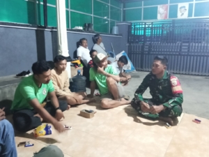 Babinsa Koramil 1628-05/Jereweh Gelar Patroli Malam, Ajak Warga Jaga Keamanan Lingkungan