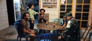 Babinsa Koramil 1628-02/Sekongkang Gelar Patroli Malam, Warga Diajak Jaga Lingkungan Tetap Aman