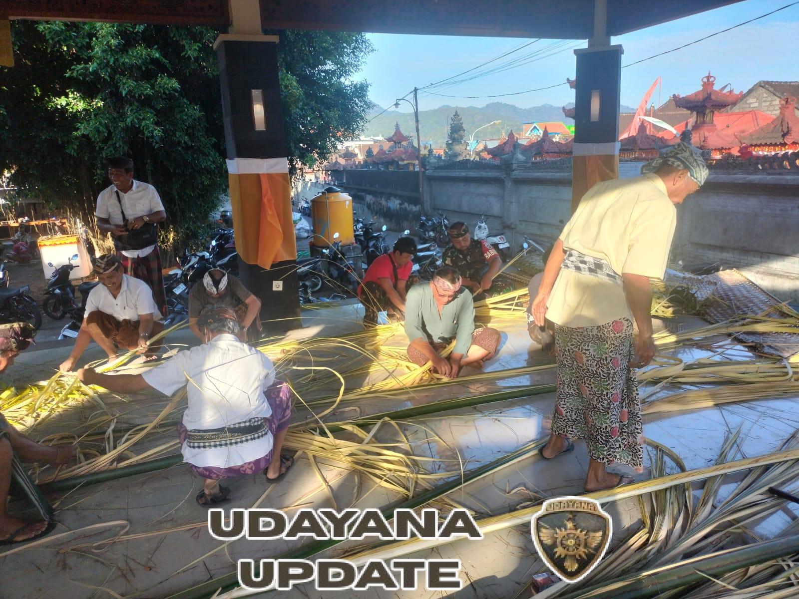 Sinergi Babinsa dan Masyarakat: Gotong Royong Persiapan Odalan Desa Busungbiu