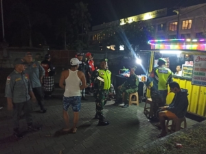 Patroli Gabungan TNI-Polri dan Komponen Masyarakat Pastikan Situasi Kecamatan Seririt Aman dan Kondusif