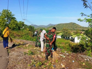 Koramil 1628-05/Jereweh Dorong Kepedulian Lingkungan Lewat Aksi Bersih Desa